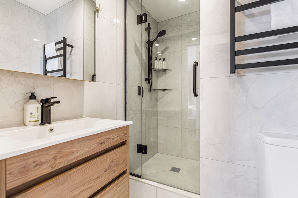 Central CBD Apt | Balcony & Style | Zodiak Stays