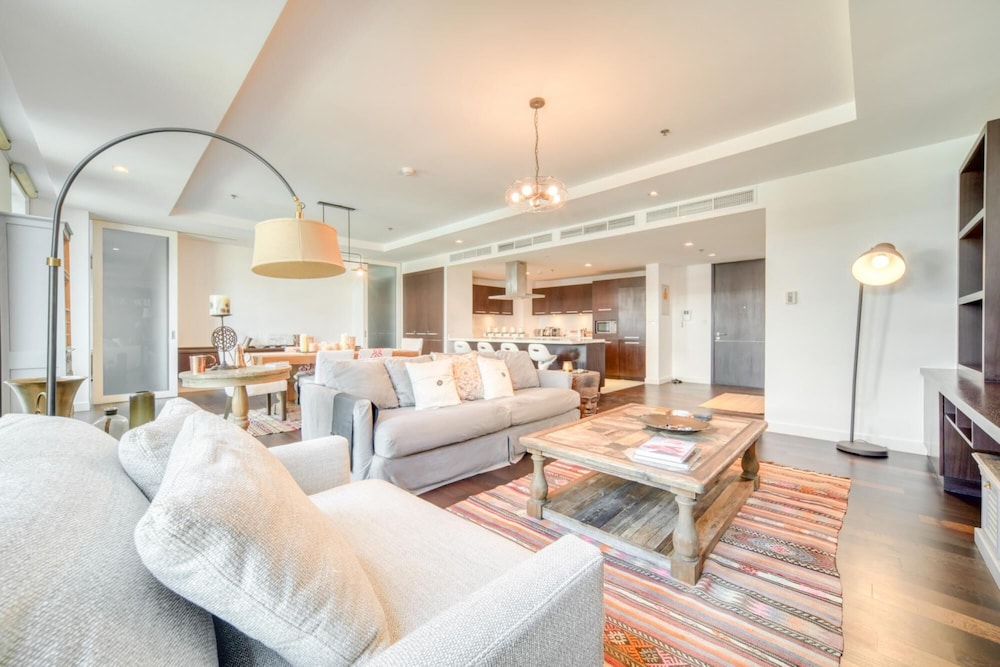 Sleek and Convenient 1BR Apt in Difc