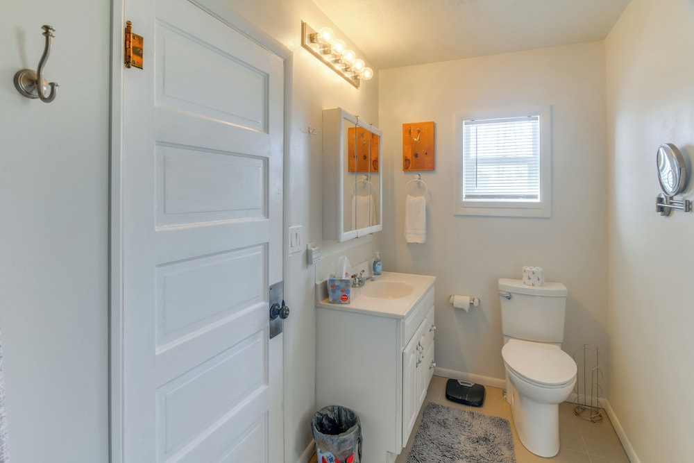 2 Mi to Snake River: Quaint Farmhouse w/ Patio!