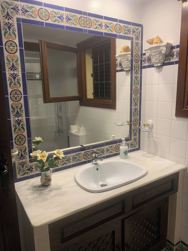 Comfortable Spacious Family House, Large Terrace and Garden, Beach and Bars