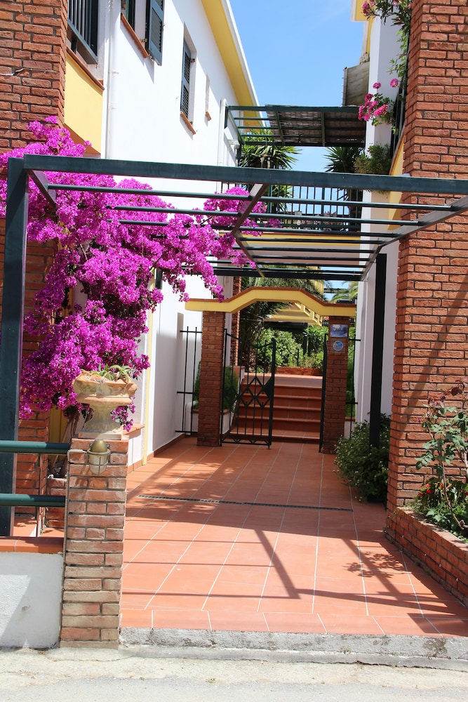 Elia Apartments