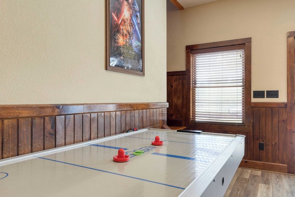 Luxury Cabin Sleeps 19 Game Room, Hot Tub Dollywood Alpine Mountain Lodge