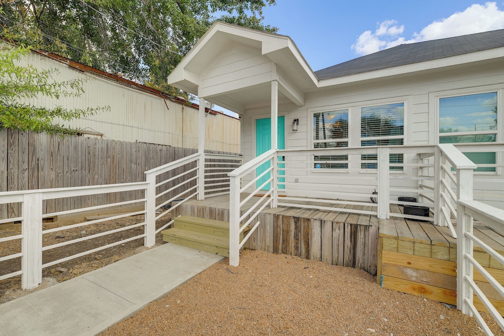 Light Rail Access & Skyline View! Modern HTX Home