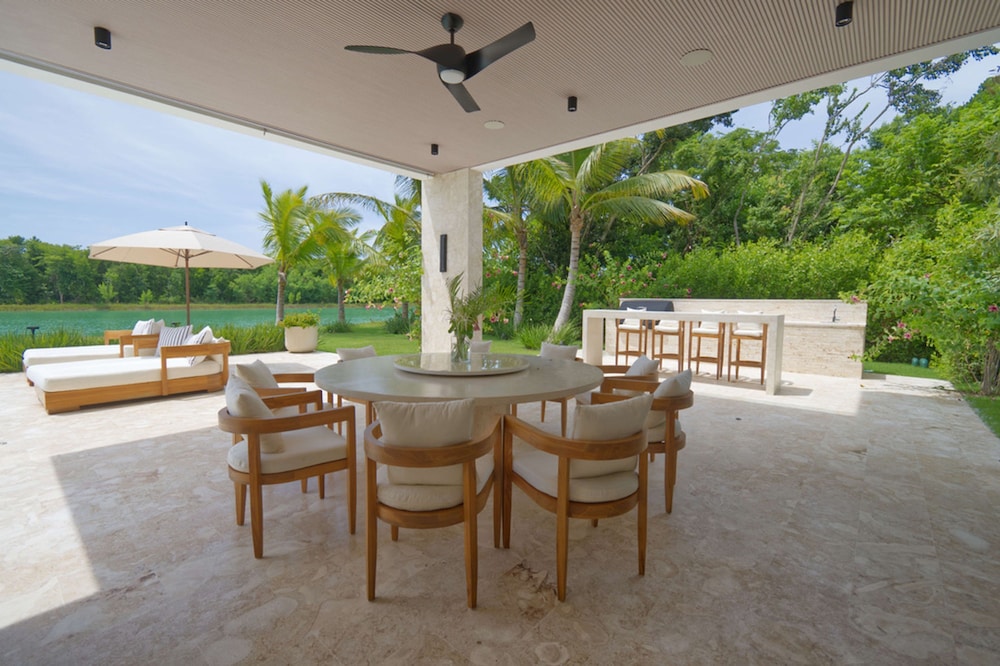 Modern Lake Villa With English Speaking Staff in Golf and Beach Resort