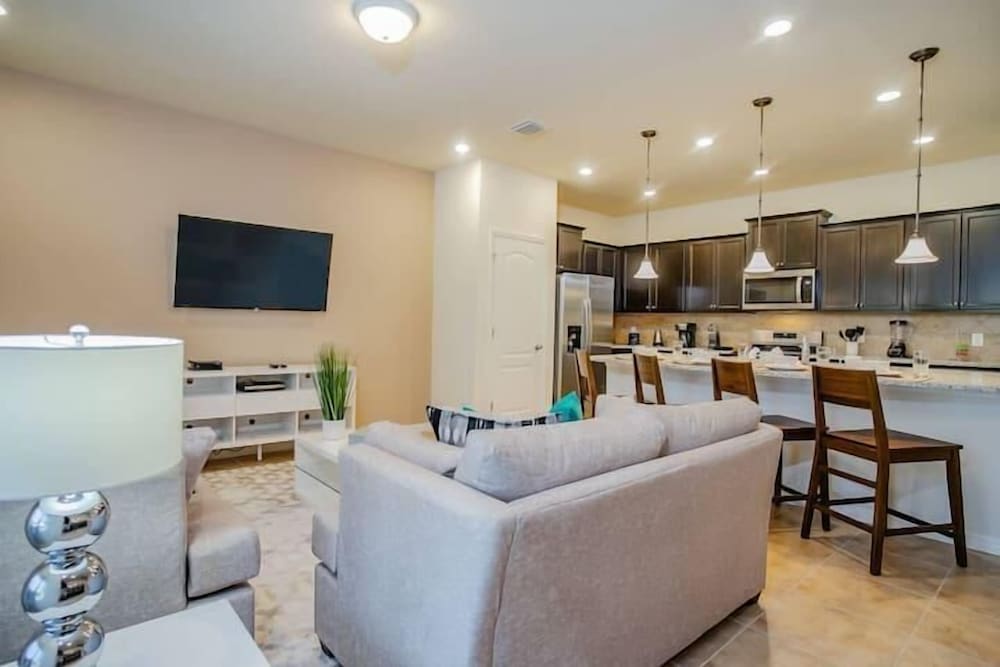 4606 TD - 5BR Townhome Marvel: Private Pool
