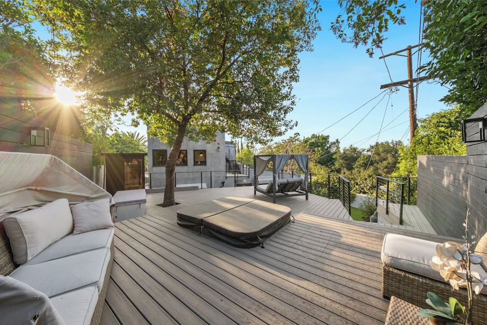 Farley Court - Stylish Hillside Residence With Stunning Views