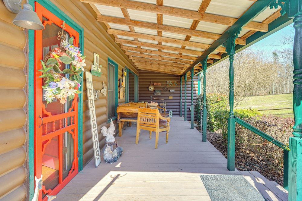 Large Deck: Luxe 6-acre Retreat in Dahlonega!
