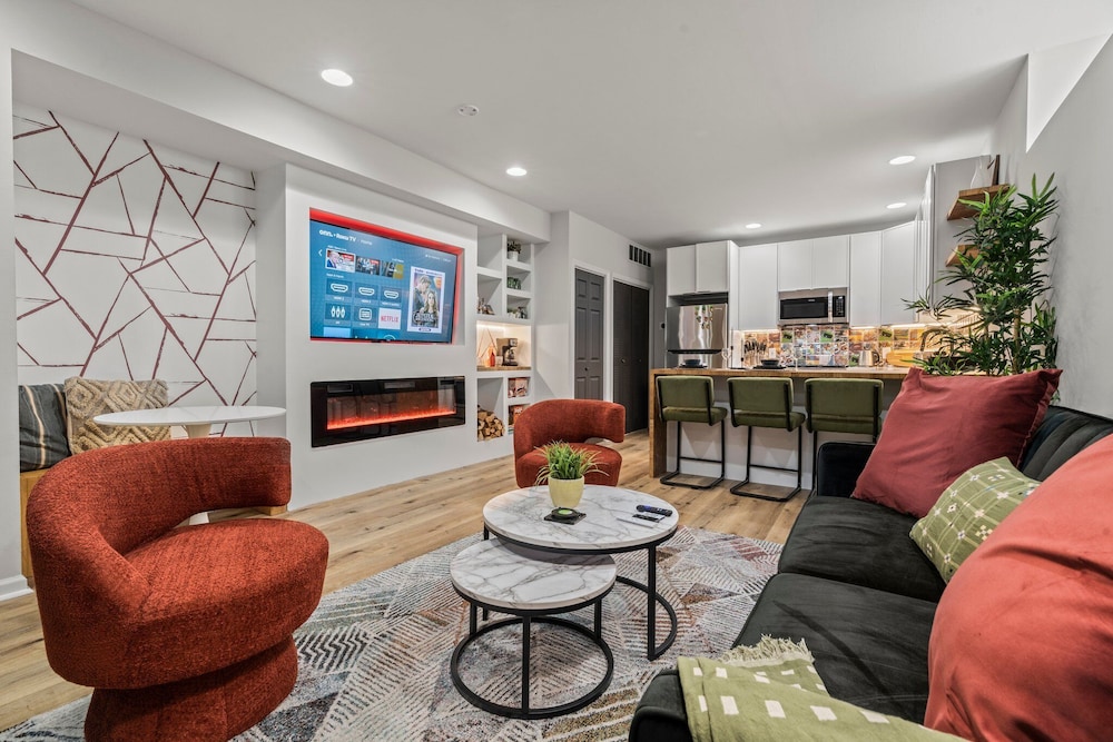 Old City 2 BR Near Historic Sites