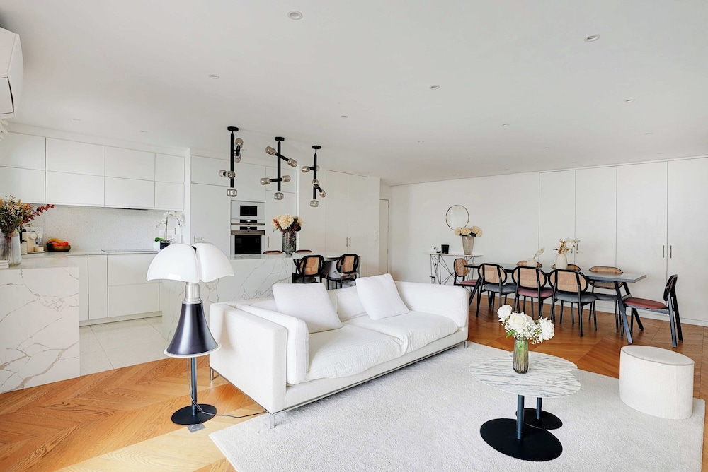 Modern, Spacious Apartment Just Outside Paris