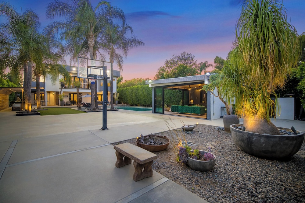 Louise Modern - Luxury Smart Estate in Encino w/ Pool, Gym & Spa