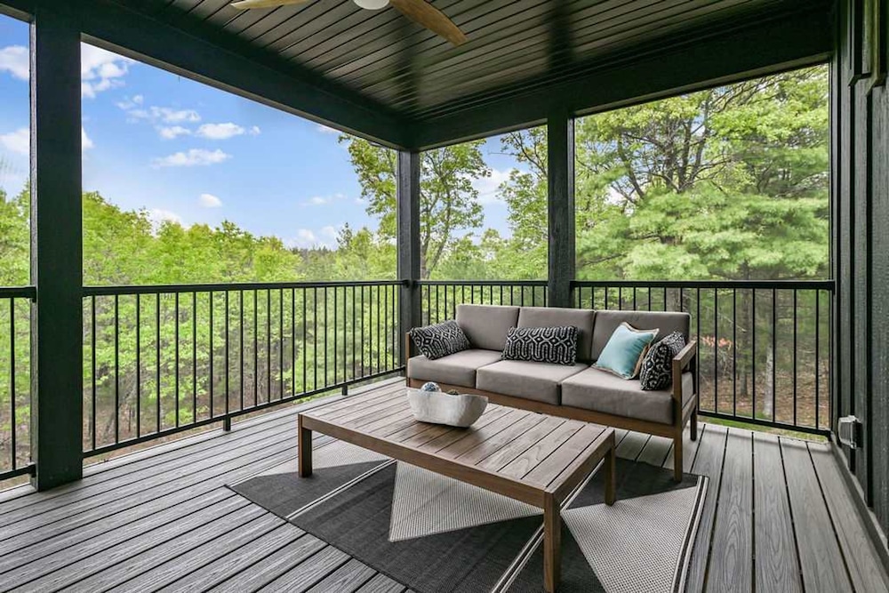 6BR Sand Valley Lodge With Hot Tub Bar Putting Green