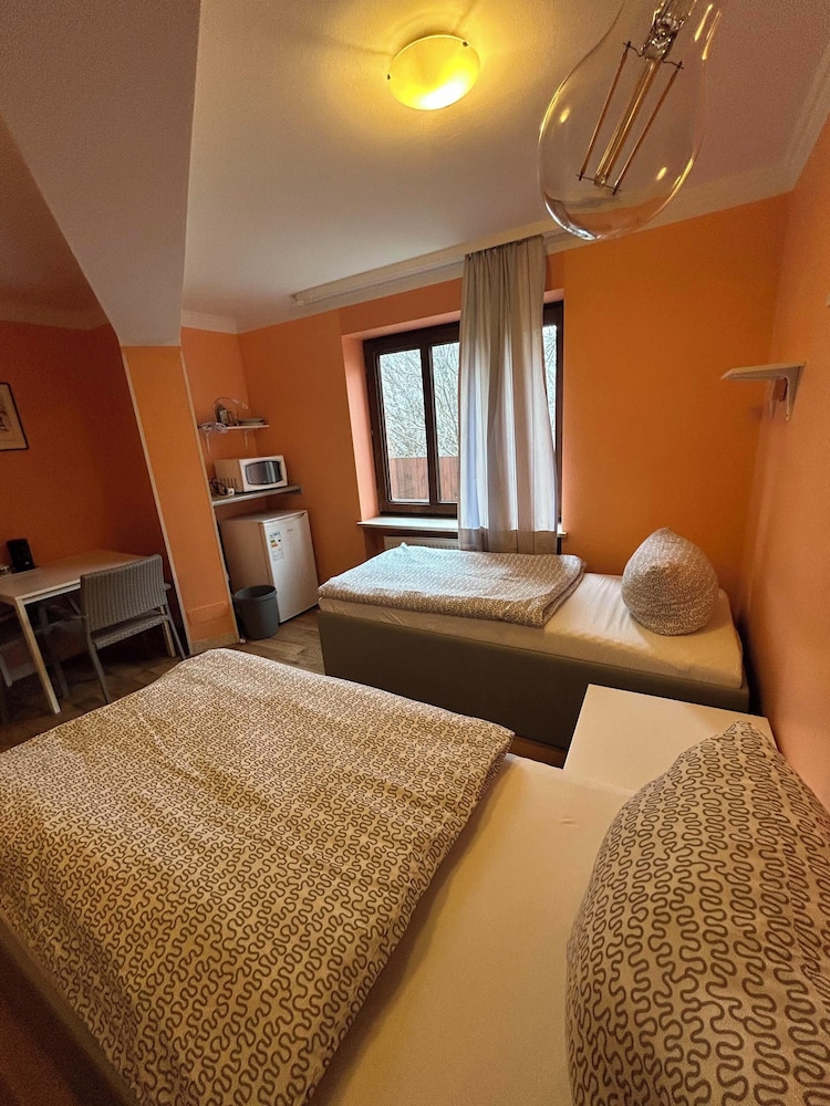 2-Rent Group Hostel Rooms AUB162