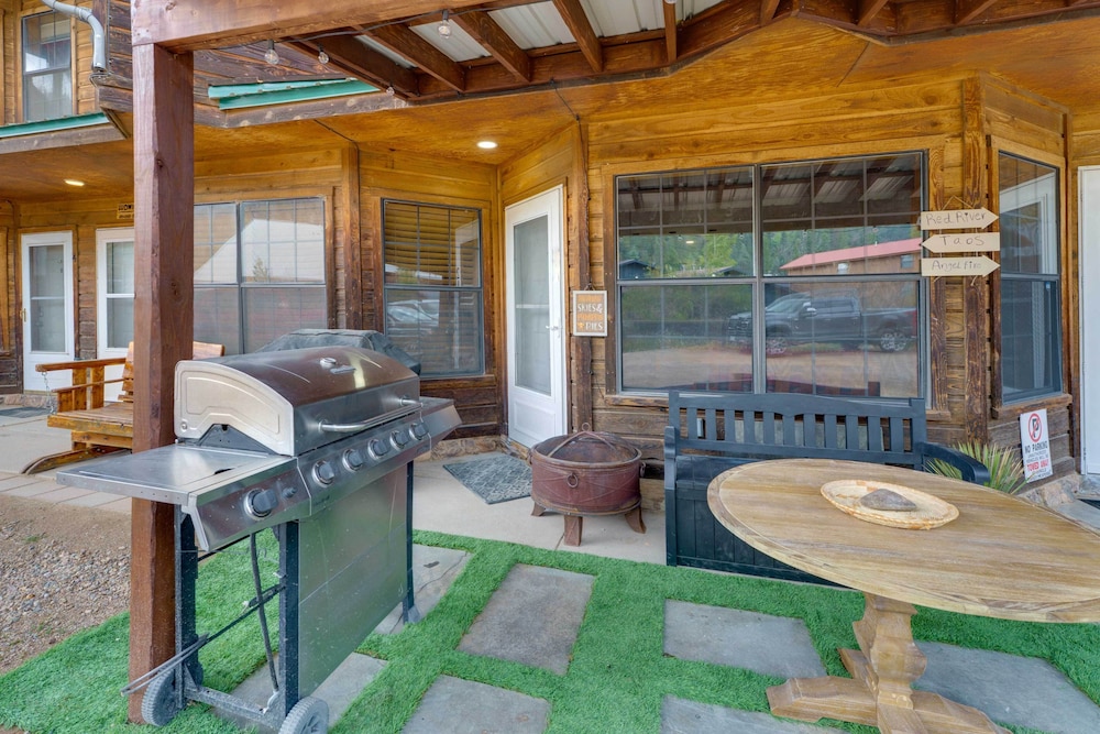 Red River Home w/ Ski Slope, Mtn & River Views!