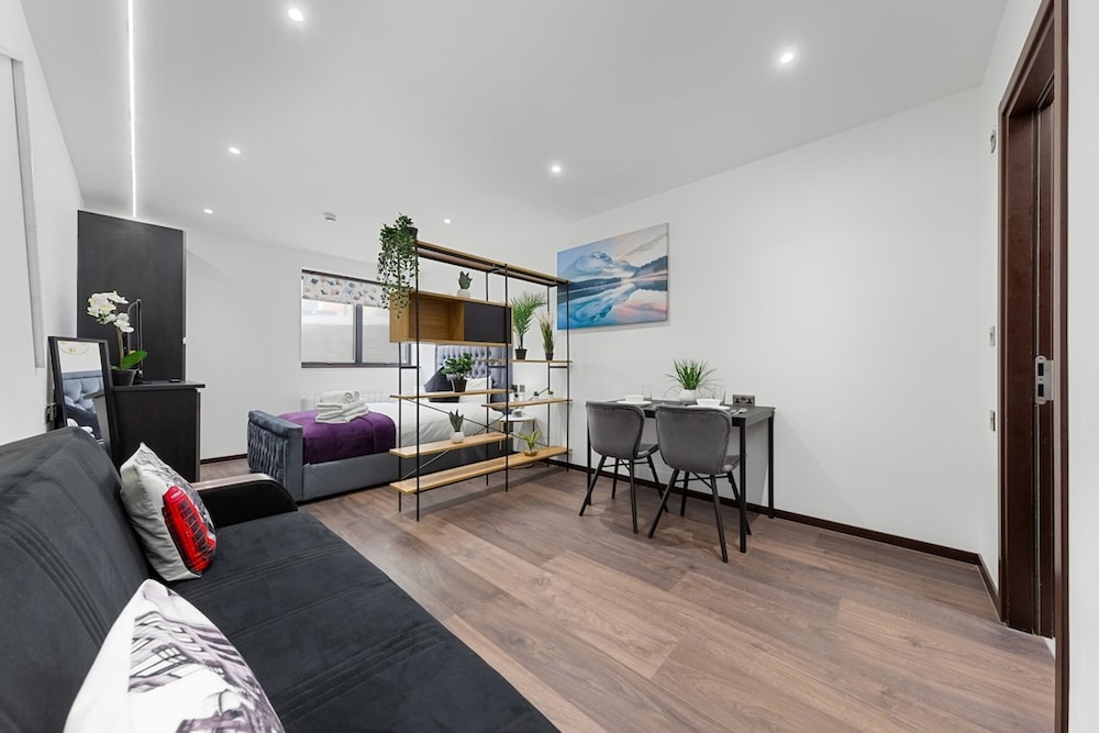 Bright Studio Retreat in Golders Green