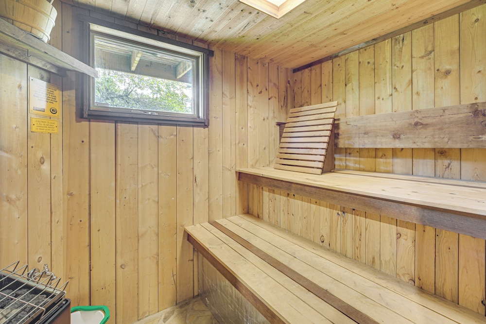 Sauna & Screened Porch: Otter Creek Getaway!