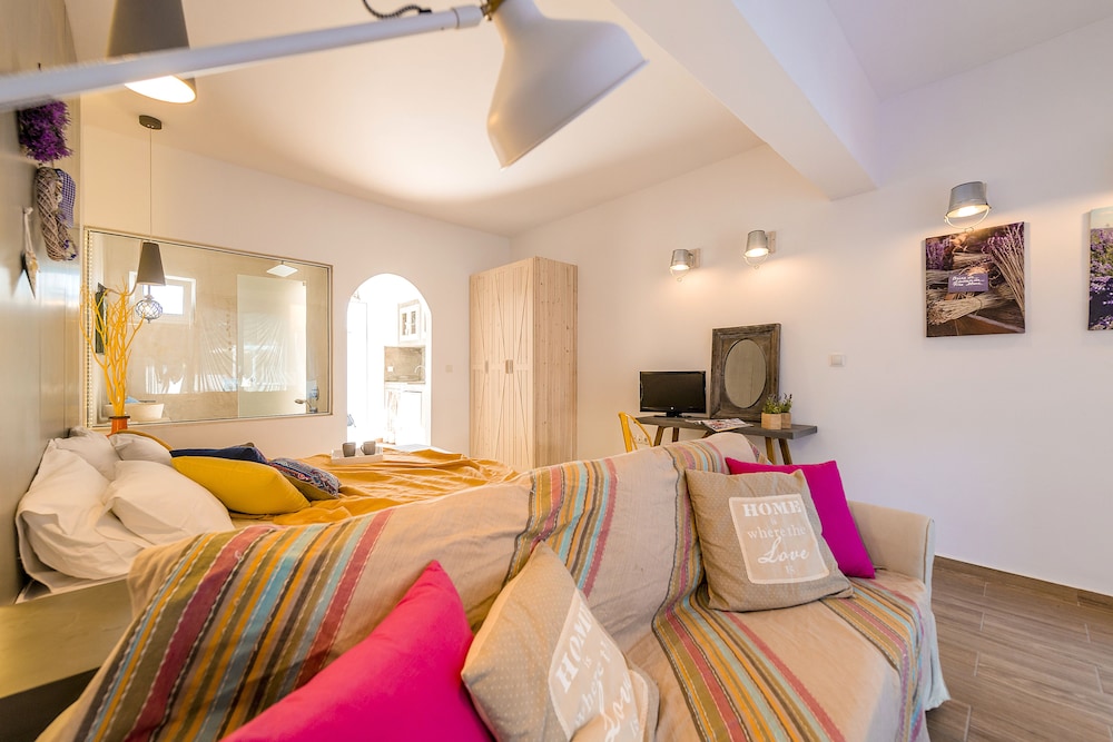 Kouros Home Hotel