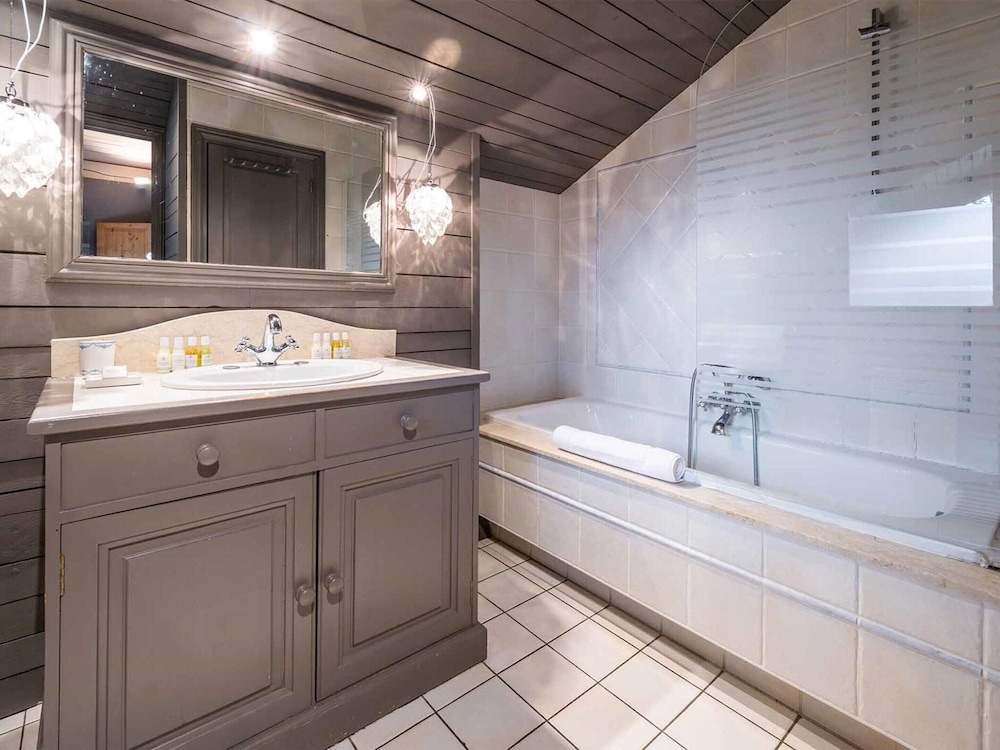 Large Chalet With Barrel Sauna and Whirlpool