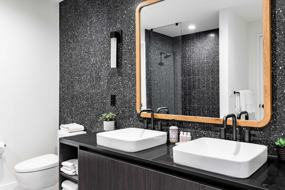 Luxe High Rise Near DT Austin w/ Views Rooftop Pool, Gym, & Luxe Amenities