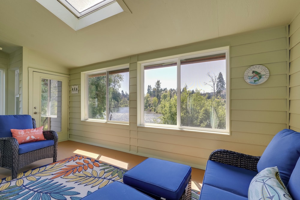 Prime Mckenzie River Gem: Sunroom + Views!