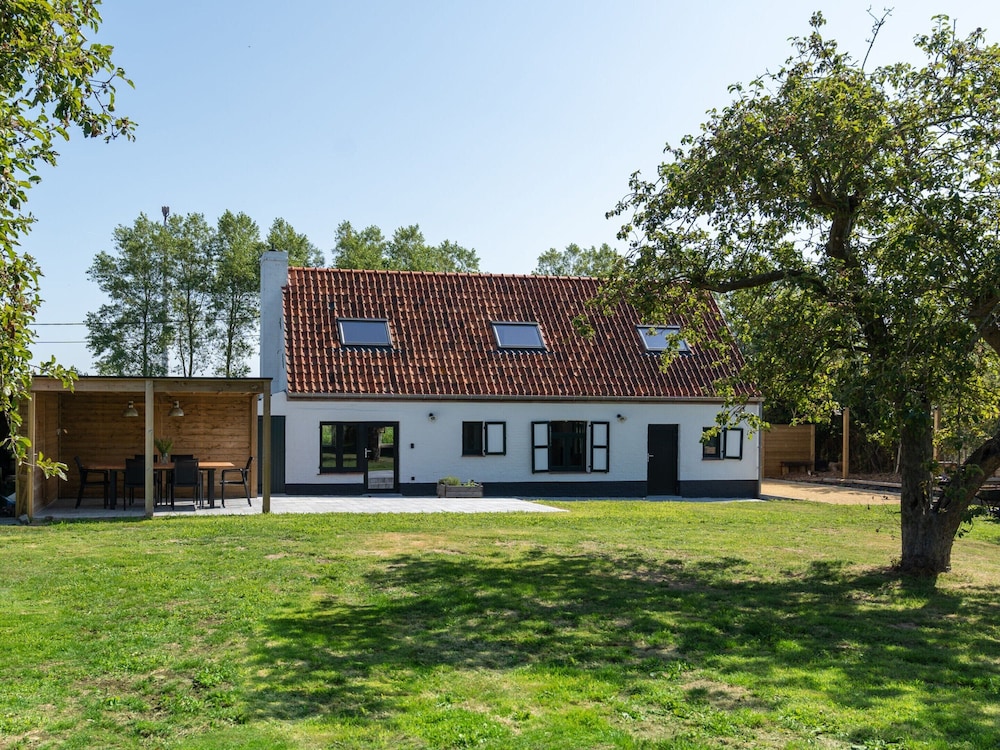 Heritage House 2 km From the Beach in Lissewege