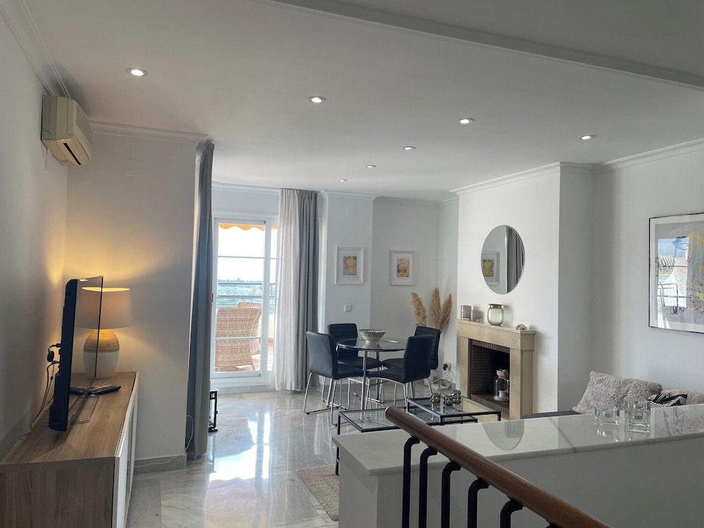 2-bed Sea View Apt, 10 Mins From Puerto Banus