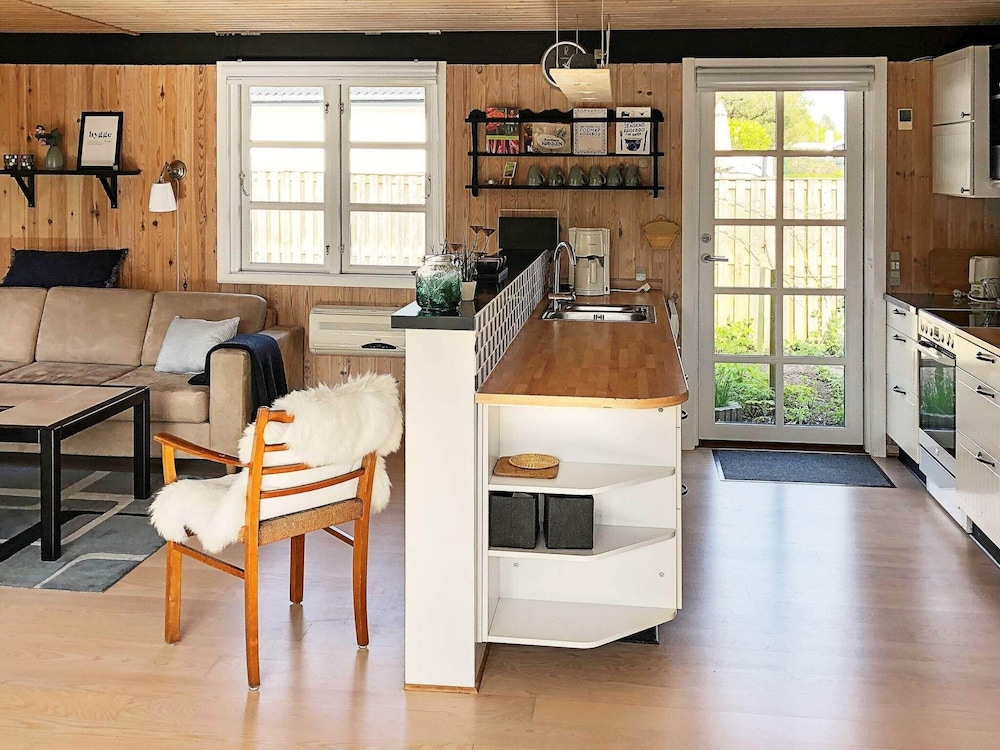 Cozy Cottage by the Sea-by Traum view 2
