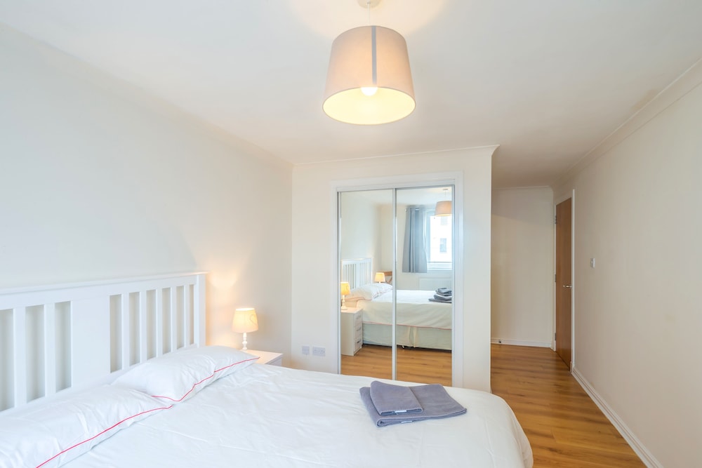 Stunning Shore Apartment with Balcony view 5