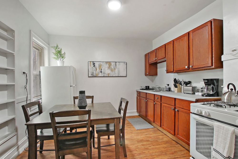 Inviting 2BR Apt - Fullerton 1B
