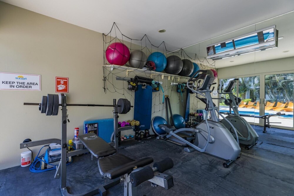 4BR 3BA w Pool Sleeps 10 200m From Eagle Beach