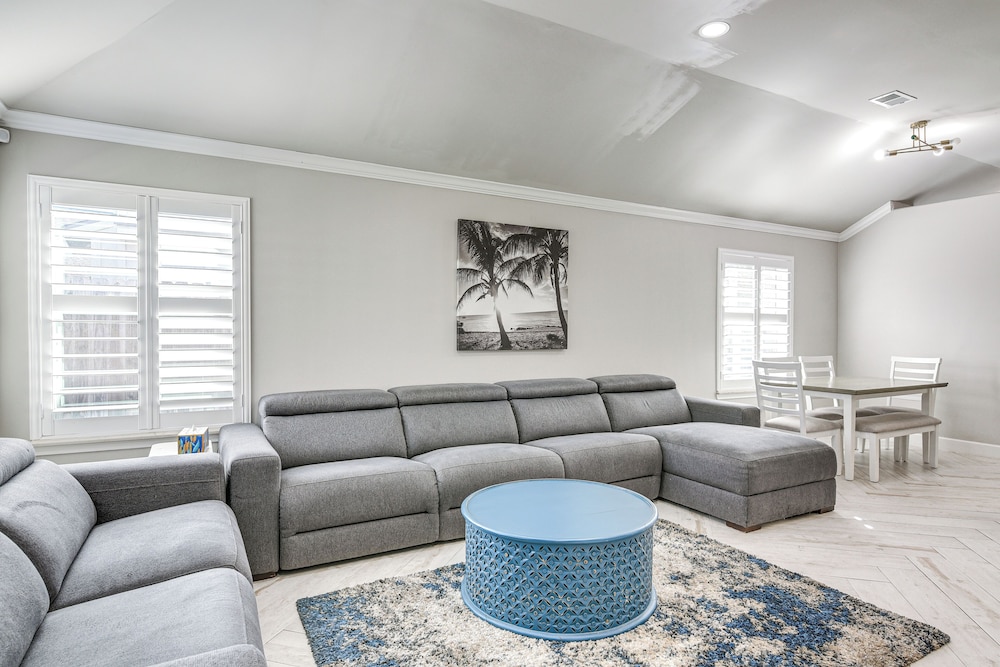Community Pool & Courts: Missouri City Gem w/ Yard