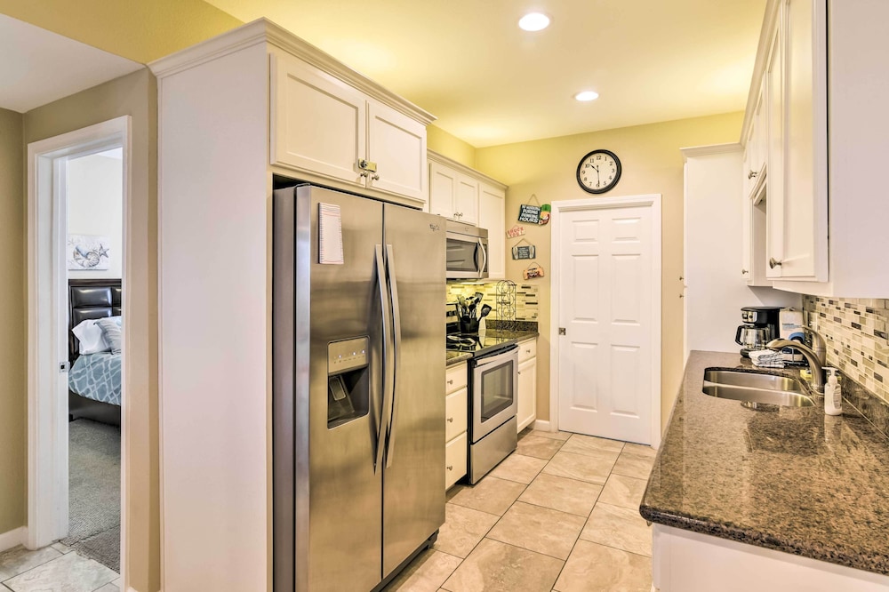 Pool Access + Balcony: Beachfront Galveston Condo! view 4