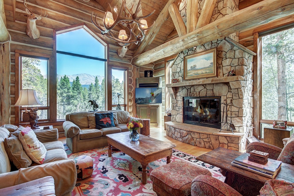 Bear Lodge 6 Bedroom Home by RedAwning