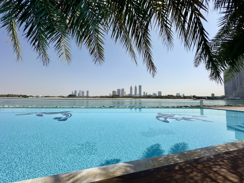 Urban 1BR Palm Apt w Beach Access