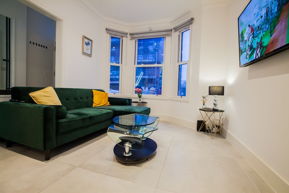 Surbiton Luxury Garden House 19A view 3