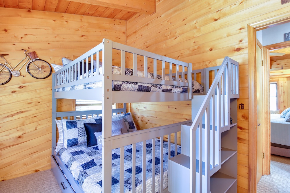 Hot Tub + Decks: Sherwood Forest Cabin