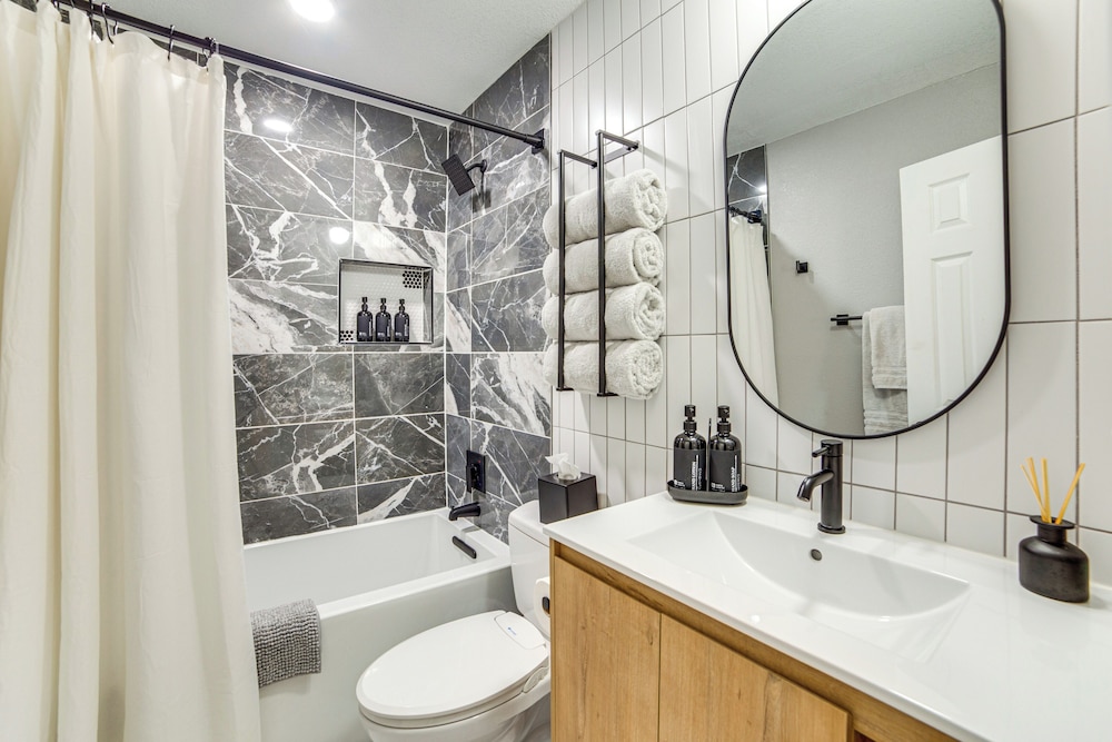 Spacious Family Home, 5 Mi to Galleria Dallas!