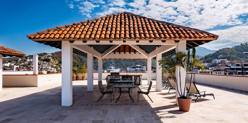Ocean View 2Br Condo-balcony-beach-pool - 902