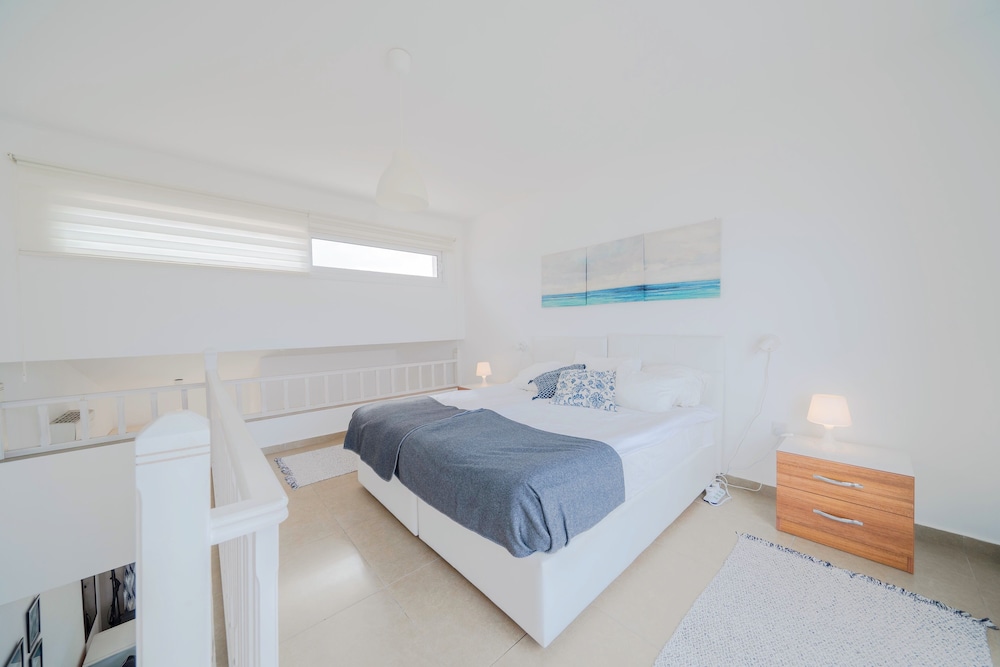 Modern Studio Apartment With Lovely sea View