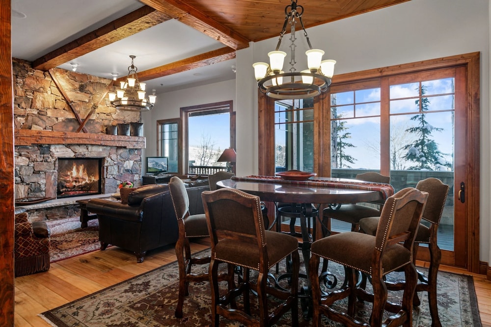 Grand Lodge - 3 Bedroom Deluxe #206 - Ski-in/out 3 Condo