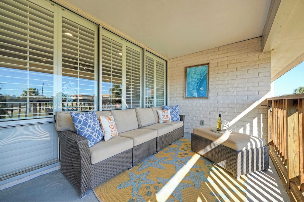 Pour Me a Vacation Mins to Beach, Community Pool+tennis Court, Private Balcony