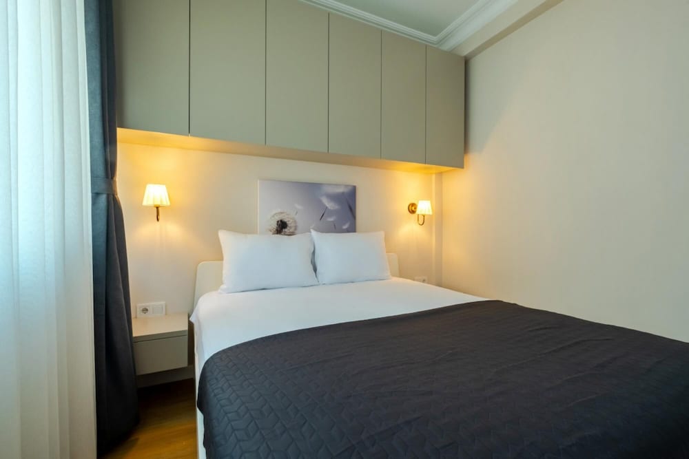 Spectacular Flat Near Bull Statue in Kadikoy