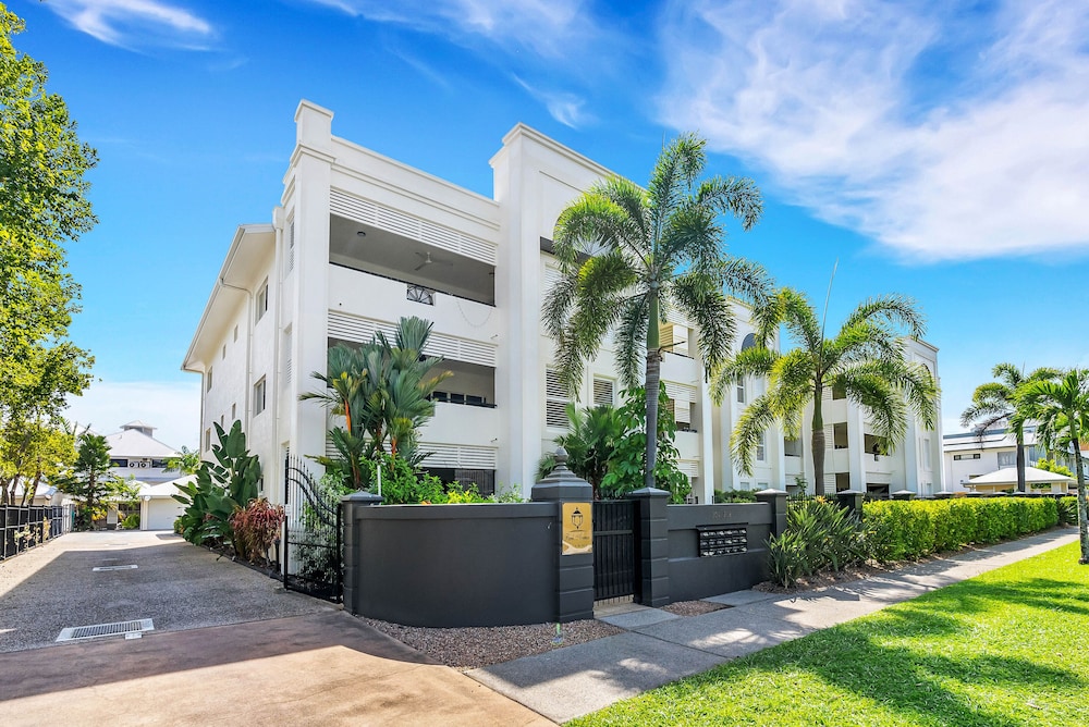 Spacious 3-beds w Direct Access to Pool - Image 1