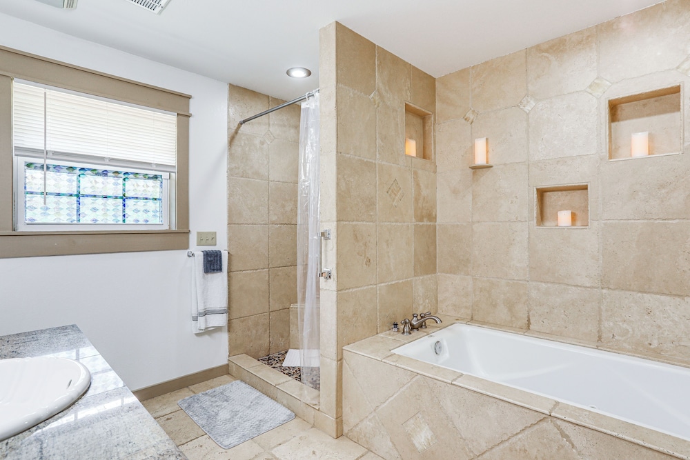 3 Mi to Spring River: Fully Furnished Outdoor Gem!