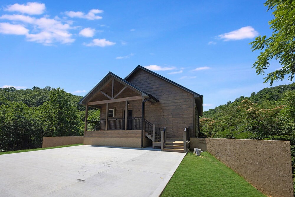 Newly Built 2 3 Cabin w Stunning Mountain Views view 3
