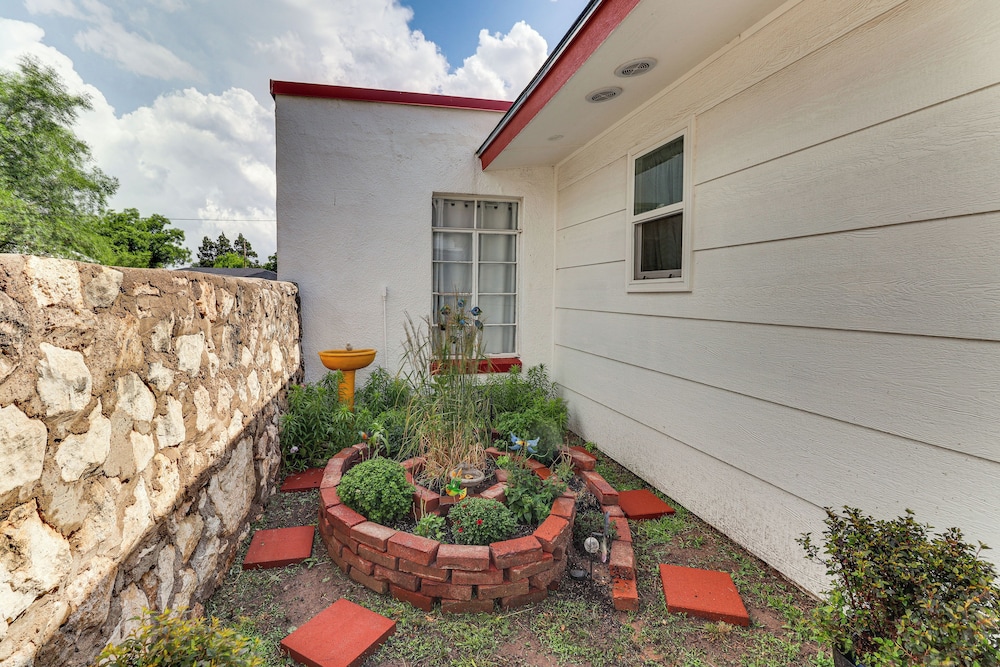 Walk to Enmu: Cozy Casita w/ Pet-friendly Yard