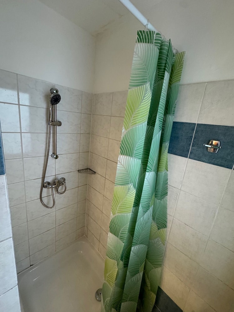 Studio - Sleeps 2 -smoking on Balcony - Pets -wifi