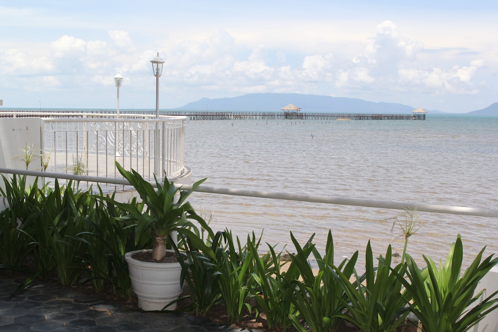 Nataya Roundhouse Coral Bay Resort and Spa