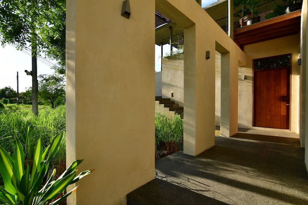 Hotel Coconut Lane Bangkok - Image 1