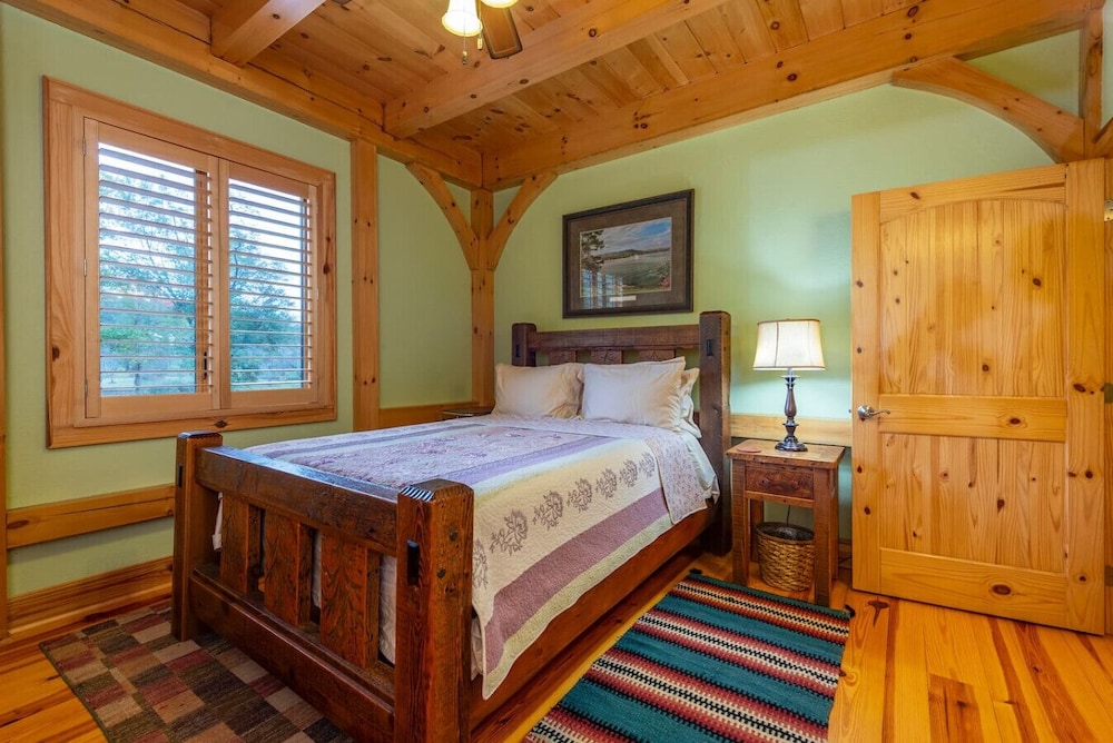 Luxe Riverfront Escape Mtn Views Pickleball Ct