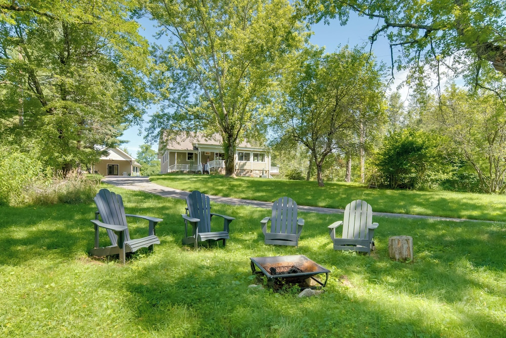 Getaway w/ Guest House - 6 Mi to Lake Glenville!